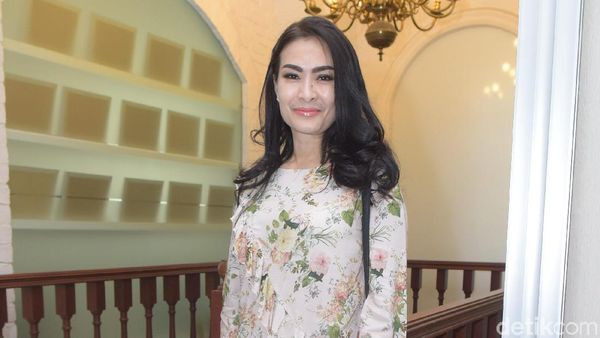 Senyum Iis Dahlia, Lagi Happy?