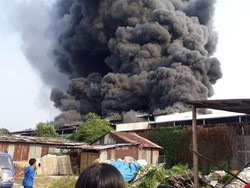 Pabrik Sepatu di Kalideres Terbakar, 23 Unit Damkar Dikerahkan