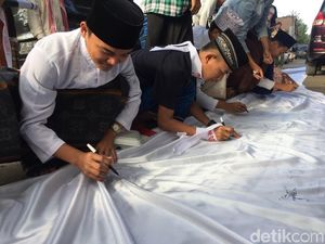 Tanda Tangan di Kain Putih, Santri di Jember Ikhlas Dukung Jokowi