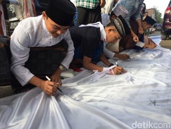 Tanda Tangan di Kain Putih, Santri di Jember Ikhlas Dukung Jokowi