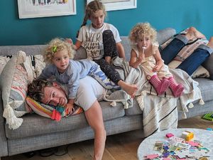 Begini Repotnya Ayah Mengasuh 4 Anak Perempuan