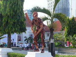 Manusia Patung Meriahkan Pembukaan Pameran Koleksi Istana Kepresidenan