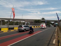 Banner Asian Games dari Tiang Bambu Berkibar di Cibubur