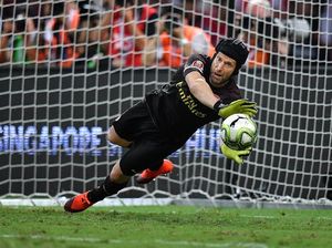 Leno Ingin Nomor 1 di Arsenal? Langkahi Dulu Petr Cech