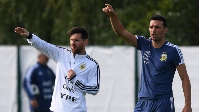 (FILES) In this file photo taken on June 11, 2018, Argentinas forward Lionel Messi (L) and assistant coach Lionel Scaloni attend a training session of Argentinas national football team at the teams base camp in Bronnitsy, near Moscow.
Argentinian Lionel Scaloni and Pablo Aimar will be Argentinas national fooltaball team interim coaches until December, announced on August 2, 2018 the local federation. / AFP PHOTO / Francisco LEONG