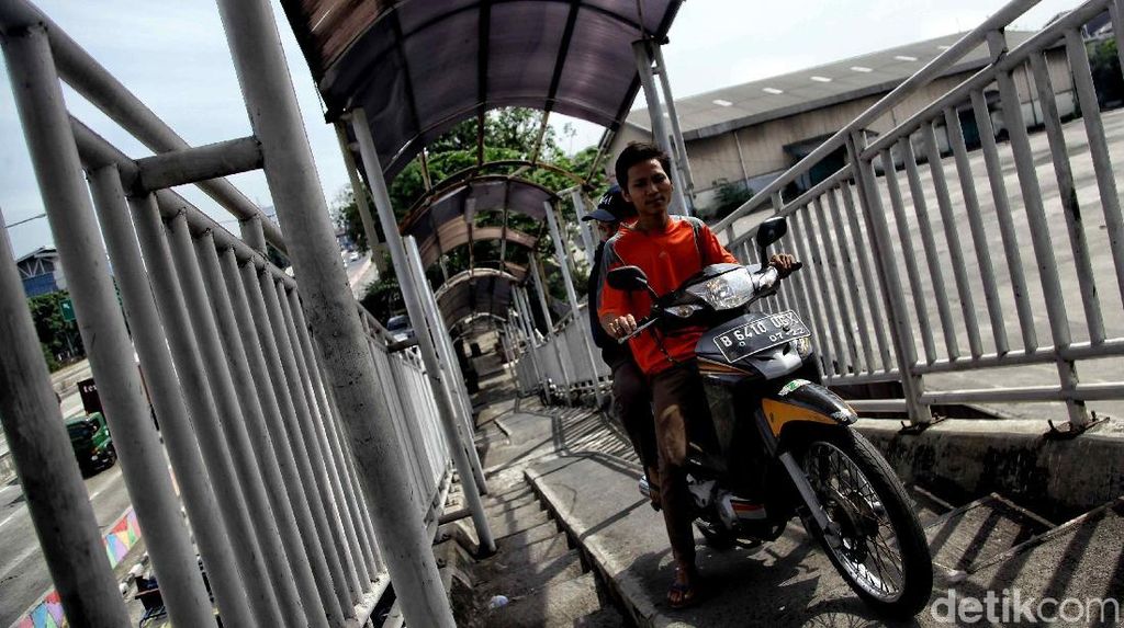 Rusak dan Dilintasi Motor, Begini Kondisi JPO Yos Sudarso Rusak dan Dilintasi Motor, Begini Kondisi JPO Yos Sudarso