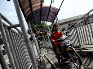 Rusak dan Dilintasi Motor, Begini Kondisi JPO Yos Sudarso