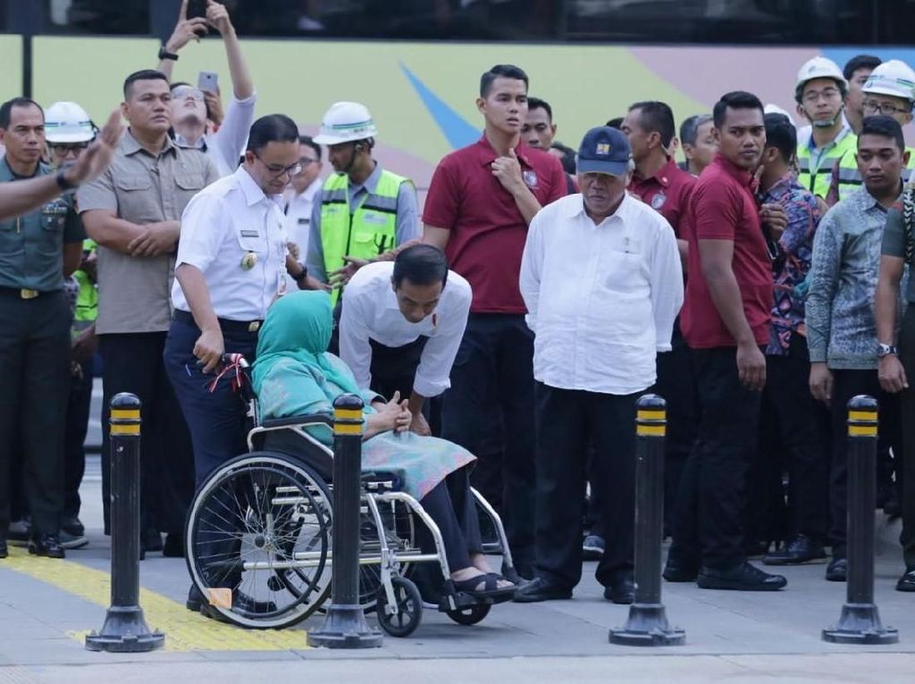 Jokowi Sempat Berbincang dengan Ibunda Anies di Thamrin, Ini Isinya Jokowi Sempat Berbincang dengan Ibunda Anies di Thamrin, Ini Isinya