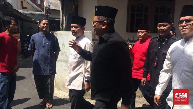 Sekjen PDIP Hasto Kristiyanto sat melayat Yusuf Supendi, di Jakarta.