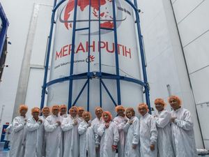 Menteri Rini Pastikan Satelit Merah Putih Siap Meroket Menteri Rini Pastikan Satelit Merah Putih Siap Meroket