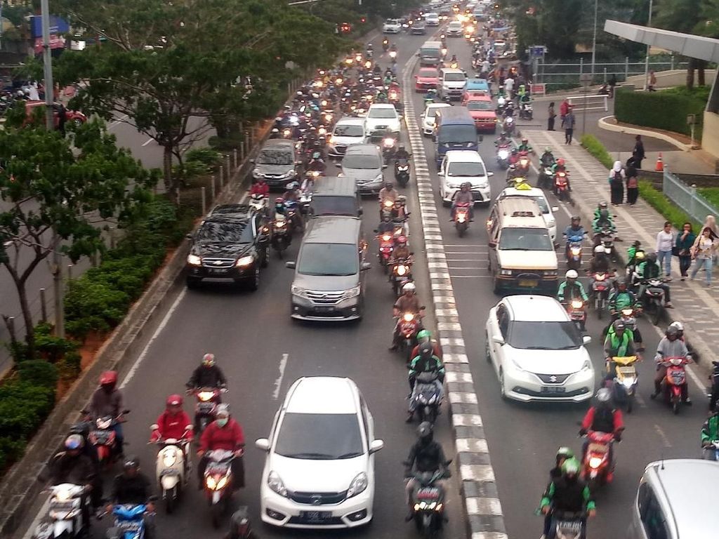 Warga Setuju Separator di Jl Margonda Dibongkar: Mobil Sering Nyangkut