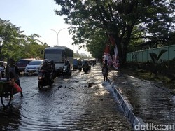 Pipa Air PDAM Bocor, Jalan Transnasional Makassar Tergenang