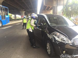 Hari Ketiga Ganjil-Genap, Banyak Mobil di Jaktim Kena Tilang Hari Ketiga Ganjil-Genap, Banyak Mobil di Jaktim Kena Tilang
