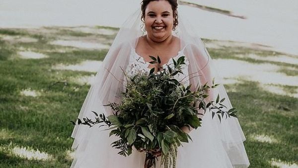 Unik dan Keren Banget, Pasangan Ini Menikah dengan Tema Jurassic Park