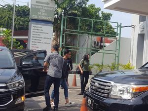 Gibran, Selvi dan Jan Ethes Jenguk Kahiyang di RS Gibran, Selvi dan Jan Ethes Jenguk Kahiyang di RS