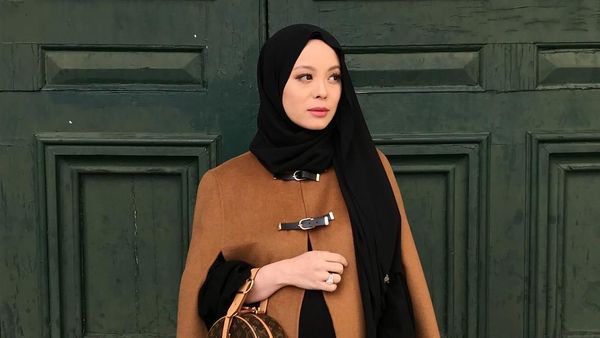 Gaya Mewah Vivy Yusof, Hijabers yang Dihujat Karena Mukena Palsu