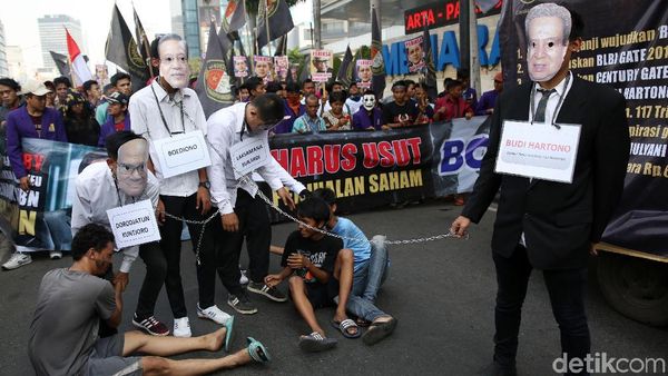 Aksi Teatrikal Demo Tuntaskan Kasus BLBI dan Century Gate