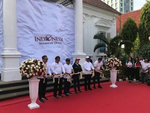 Koleksi Lukisan Istana Favorit Puan dan Triawan Koleksi Lukisan Istana Favorit Puan dan Triawan
