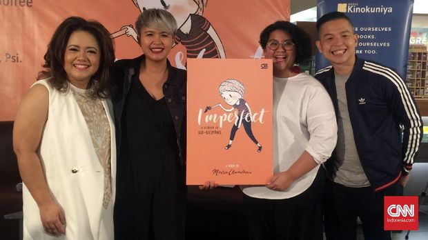 Ernest Prakasa membuat film dari buku yang ditulis istrinya sendiri.