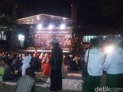 Ratusan Santri Sarungan di Tasikmalaya Dukung Jokowi Dua Periode