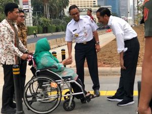 Momen Jokowi dan Ibunda Anies Ngobrol di Trotoar Thamrin Momen Jokowi dan Ibunda Anies Ngobrol di Trotoar Thamrin