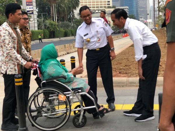 Momen Jokowi dan Ibunda Anies Ngobrol di Trotoar Thamrin