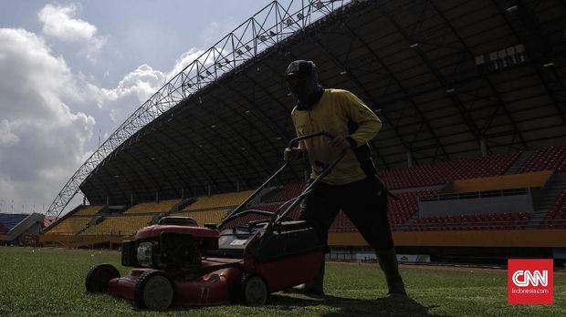 Pekerja merapihkan rumput Stadion Bumi Sriwijaya di kawasan Jakabaring Sport City. Palembang, Kamis, 25 Juli 2018. CNNIndonesia/Adhi Wicaksono.