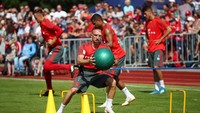 Pada hari Jumat (3/8) ini, Ribery tampak sudah kembali berlatih. Masih ada perban di jidatnya, walaupun dengan ukuran jauh lebih kecil. (Foto: Michael Dalder/Reuters)