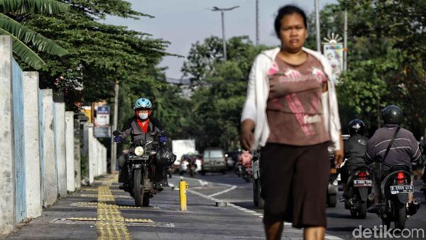 Terlalu! Trotoar Cantik di Jakarta Malah Dilintasi Motor