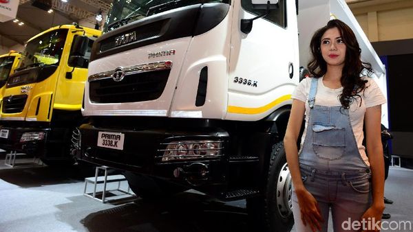 Bibir Merah Menyala Gadis Tata Motors