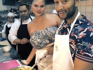 Seru! Chrissy Teigen dan John Legend Belajar Bikin Sate Lilit di Bali Seru! Chrissy Teigen dan John Legend Belajar Bikin Sate Lilit di Bali