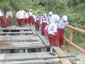 Anak-anak di Kampar Riau Ini Rela Menantang Maut Demi Sekolah