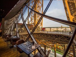 Istimewa Banget! Restoran Ini Tawarkan Sensasi Bersantap di Menara Eiffel