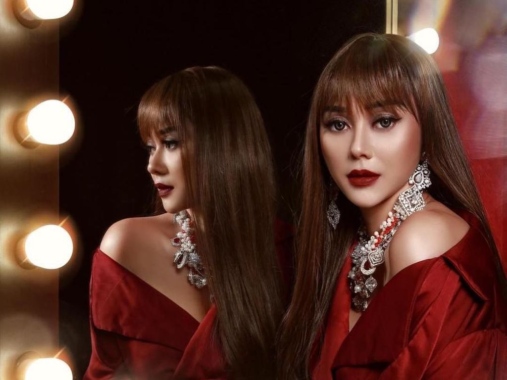 Tertarik Bisnis Kosmetik, Aura Kasih Jualan Lipstik Rp 129 Ribu Tertarik Bisnis Kosmetik, Aura Kasih Jualan Lipstik Rp 129 Ribu