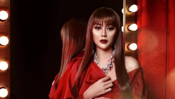 Sexy in Red! Lihat Aura Kasih Makin Semangat di Pagi Hari