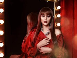 Sexy in Red! Lihat Aura Kasih Makin Semangat di Pagi Hari