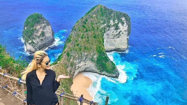 Foto: Liburannya Model & DJ Cantik yang Bergaya Nyentrik