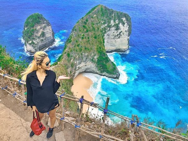 Foto: Liburannya Model & DJ Cantik yang Bergaya Nyentrik