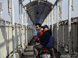 Selain Tak Terawat, JPO Ampera Dipakai Motor Menyeberang