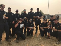 Manisnya Bocah 2 Tahun Bagikan Burrito ke Petugas Pemadam Kebakaran