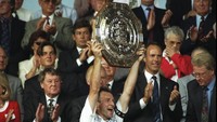 4. Everton tercatat 9 kali jadi pemenang Charity Shield dalam 11 penampilannya. Kali terakhir The Toffees berjaya adalah pada tahun 1995 saat mengalahkan Blackburn Rovers. (Foto: Ben Radford/Allsport)