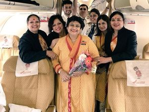 Momen Haru Pramugari Senior Terbang dengan Putrinya yang Jadi Pilot