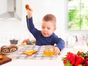 Untuk Redakan Batuk, Amankah Memberikan Madu Pada Si Kecil?