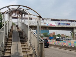 Tak Terawat, JPO Ampera di Yos Sudarso Berkarat dan Berlubang