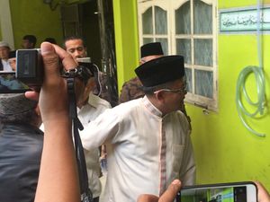 Sohibul Iman Melayat ke Rumah Duka Yusuf Supendi Sohibul Iman Melayat ke Rumah Duka Yusuf Supendi