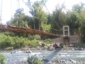 Senangnya Warga, Perbaikan Jembatan Mangkrak Maros Hampir Rampung