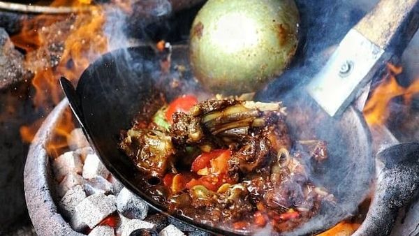 Slurp! Hangat Gurih, Tengkleng yang Mantap Untuk Makan Siang