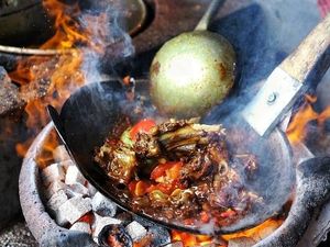 Slurp! Hangat Gurih, Tengkleng yang Mantap Untuk Makan Siang