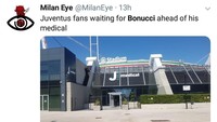 Juventus dan Milan sudah menyepakati transfer Bonucci. Tanda-tanda fans Juve masih marah dengannya terlihat ketika tidak ada seorang pun yang menantinya saat menjalani tes medis . Fans disebut masih kesal karena musim lalu Bonucci memilih hengkang ke klub rival. (Foto: Twitter @MilanEye)
