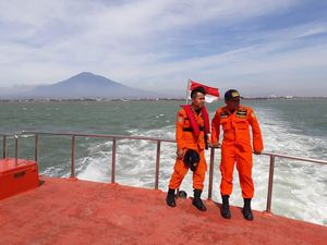 Tim SAR Bergerak Tolong Kapal Bunga Hati Terbalik di Indramayu Tim SAR Bergerak Tolong Kapal Bunga Hati Terbalik di Indramayu
